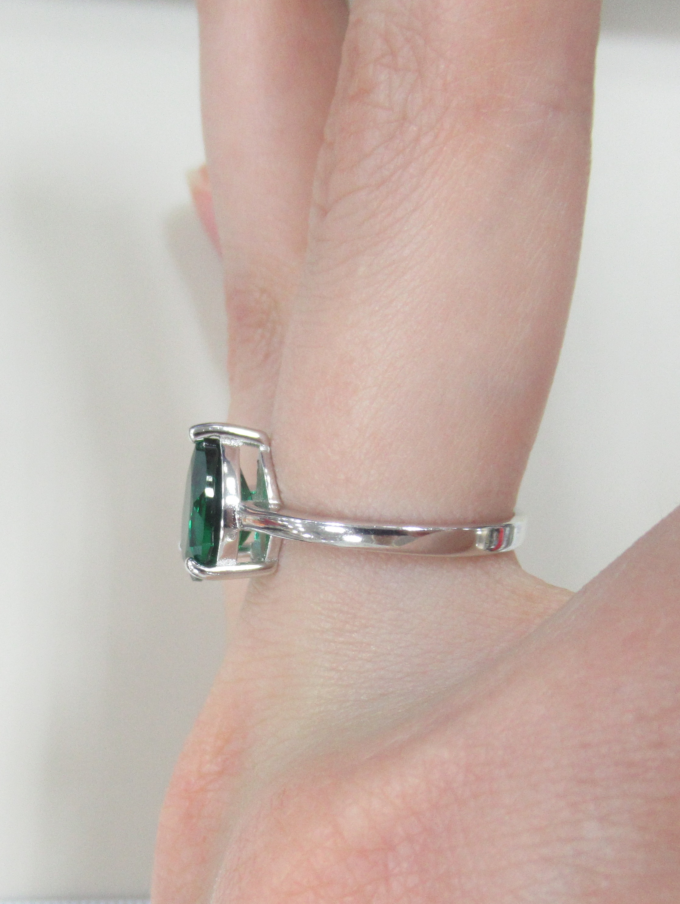 Серебряное кольцо с выращенным изумрудом